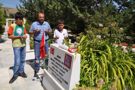 Bayram Arifesinde Vatandaşlar Şehitliğe Koştu