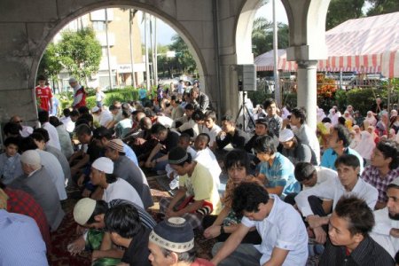 Bayram Namazında Tayvanlı Müslümanlar Camiye Sığmadı