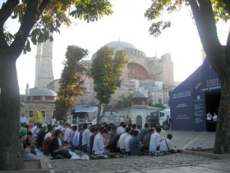 Bayram Namazını Ayasofya Önünde Kıldılar