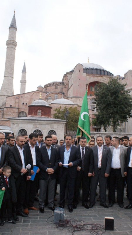 Bayram namazını Ayasofya önünde kıldılar