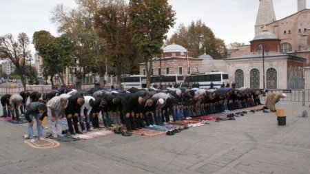 Bayram namazını Ayasofya önünde kıldılar