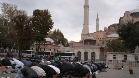 Bayram namazını Ayasofya önünde kıldılar