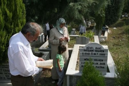 Bayram Öncesi Mezarlıklar Doldu Taştı