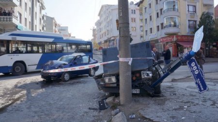 Bayram ziyaretine giden 2 araç çarpıştı: 2'si ağır 9 yaralı