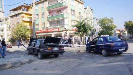 Bayram ziyaretine giden 2 araç çarpıştı: 2'si ağır 9 yaralı