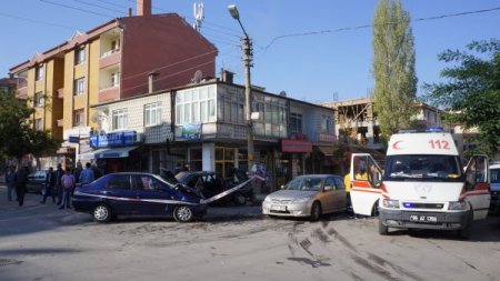 Bayram ziyaretine giden 2 araç çarpıştı: 2'si ağır 9 yaralı