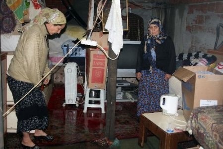 Bayramda Evsiz Kalan Ailenin Barakasını Su Bastı