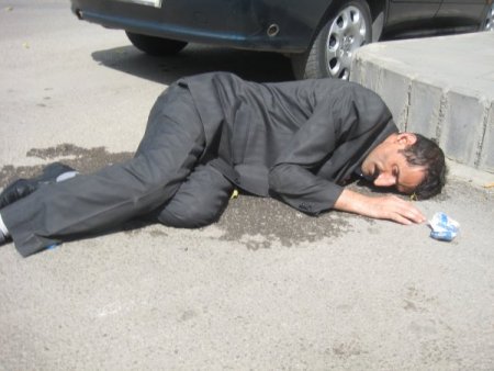 Bayram'da Sarhoş Oldu, Cadde Ortasında Sızdı