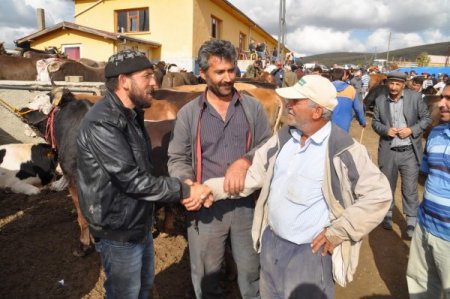 Bayramı arifesinde kurban pazarında kıyasıya pazarlık yaşandı