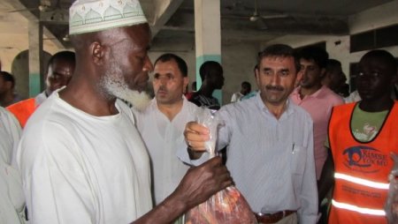 Bayramı Kongo'da geçiren Nevşehirli işadamları, ihtiyaç sahiplerine et dağıttı