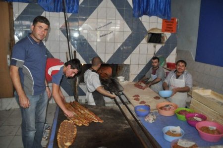 Bayramla birlikte fırınlarda kıymalı pide mesaisi başladı