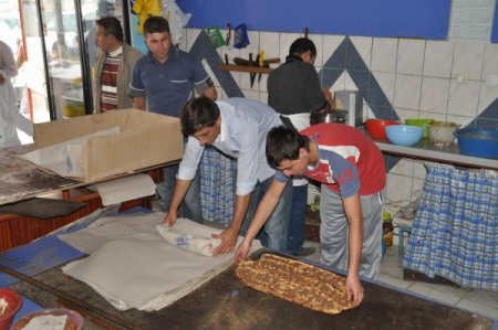 Bayramla birlikte fırınlarda kıymalı pide mesaisi başladı