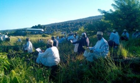 Bayramlık elbiselerde Türk okulu için hatim indirip dua ettiler