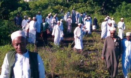 Bayramlık elbiselerde Türk okulu için hatim indirip dua ettiler