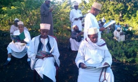 Bayramlık elbiselerde Türk okulu için hatim indirip dua ettiler