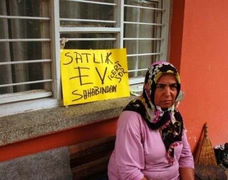 Baz istasyonuna tepki olsun diye evlerini satıyorlar