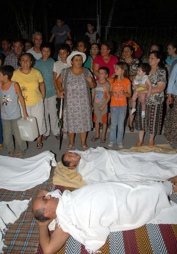 Baz İstasyonunu Protesto Etmek İçin Kefen Giyip Yere Uzandılar