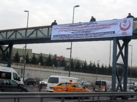 Bbp'liler, Akaryakıt Zamlarını Üst Geçitlere Pankart Asarak Protesto Etti
