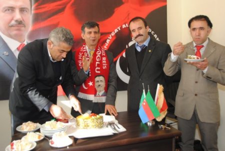 BBP'liler, partilerinin 20'nci kuruluş yıl dönümünü pasta keserek kutladı