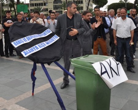 BDP, çöp konteyneri üzerine AKP yazısı astı, siyah çelenk bıraktı