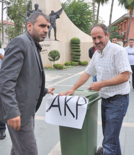 BDP, çöp konteyneri üzerine AKP yazısı astı, siyah çelenk bıraktı
