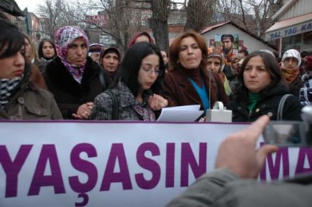 Bdp, Dünya Kadınlar Günü'nde Bayan Polislere Karanfil Dağıttı