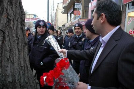 Bdp, Dünya Kadınlar Günü'nde Bayan Polislere Karanfil Dağıttı