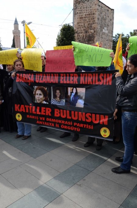 BDP Antalya İl Teşkilatı üyeleri, Paris’te öldürülenler için yürüdü