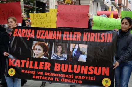 BDP Antalya İl Teşkilatı üyeleri, Paris’te öldürülenler için yürüdü