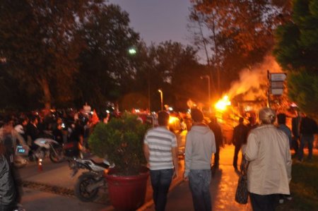 Bdp Binasına Saldırmak İsteyen Grubu Polis Engelledi