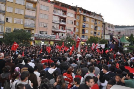 Bdp Binasına Saldırmak İsteyen Grubu Polis Engelledi