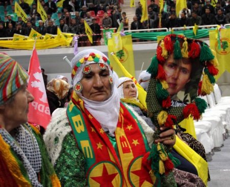 BDP Diyarbakır'da, 5 bin kişilik salonun yarısını zor doldurdu