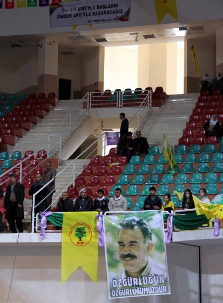 BDP Diyarbakır'da, 5 bin kişilik salonun yarısını zor doldurdu