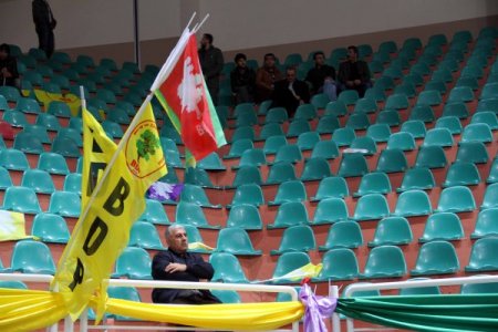 BDP Diyarbakır'da, 5 bin kişilik salonun yarısını zor doldurdu