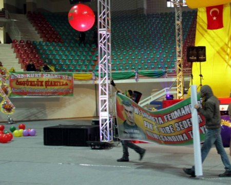 BDP Diyarbakır'da, 5 bin kişilik salonun yarısını zor doldurdu