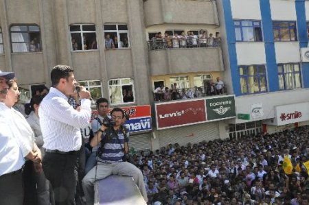 Bdp Genel Başkanı Demirtaş: Referandumda Sandıklara Kına Doldurup Cemil Çiçek'e Gönderelim