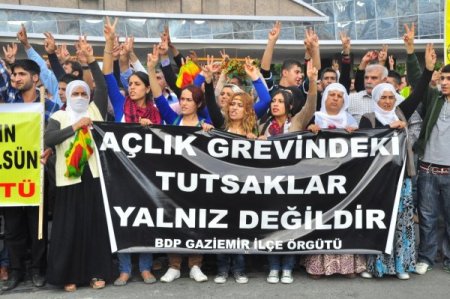 BDP İzmir İl Başkanlığı, açlık grevlerine destek için yürüyüş düzenledi