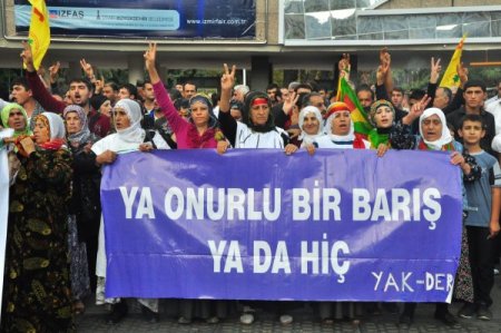 BDP İzmir İl Başkanlığı, açlık grevlerine destek için yürüyüş düzenledi