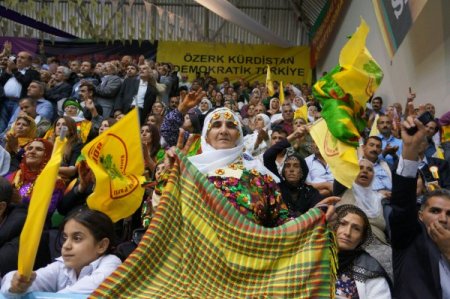 BDP Kongresi'nde, Öcalan posteri asıldı