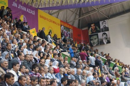 BDP Kongresi'nde, Öcalan posteri asıldı