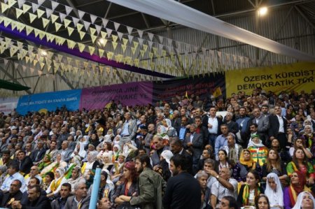BDP Kongresi'nde, Öcalan posteri asıldı