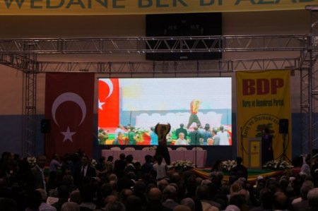 BDP kongresinde Öcalan posteriyle tur atıldı
