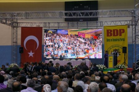 BDP kongresinde Öcalan posteriyle tur atıldı