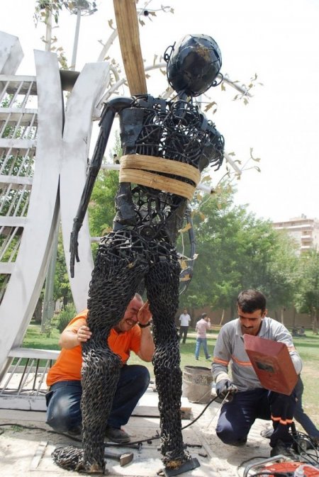 BDP'li belediye, mayınlı saldırıda ölenlerin heykellerini dikti