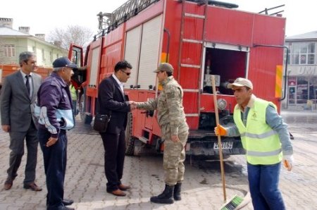 BDP'li belediyenin bahar temizliğine askeri araçlar da destek verdi