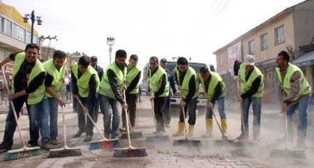 BDP'li belediyenin bahar temizliğine askeri araçlar da destek verdi