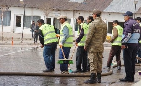 BDP'li belediyenin bahar temizliğine askeri araçlar da destek verdi