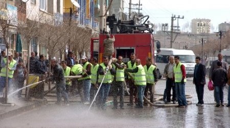 BDP'li belediyenin bahar temizliğine askeri araçlar da destek verdi