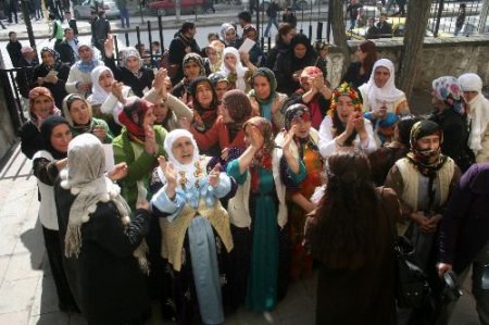 Bdp'li Kadınlar, Cezaevlerindeki Kadın Tutuklulara Mektup Gönderdi