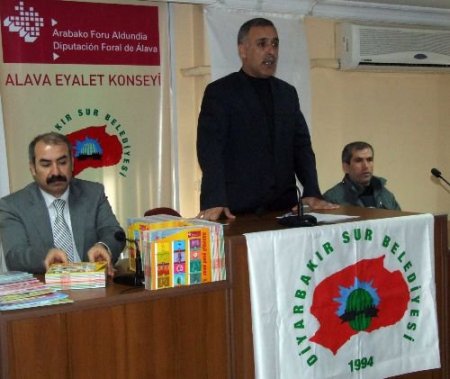 Bdp'li Sur Belediyesi Çocuklara Kürtçe Masal Kitabı Verdi